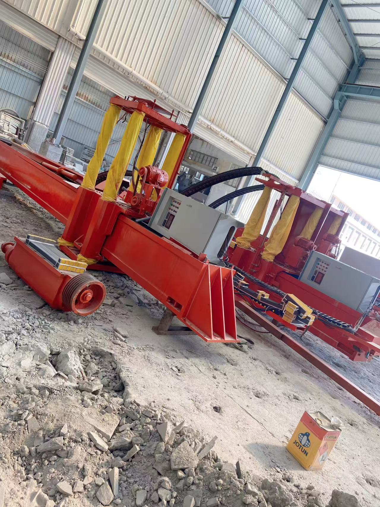 Công ty mua thiết bị mới để đáp ứng các đơn đặt hàng tăng