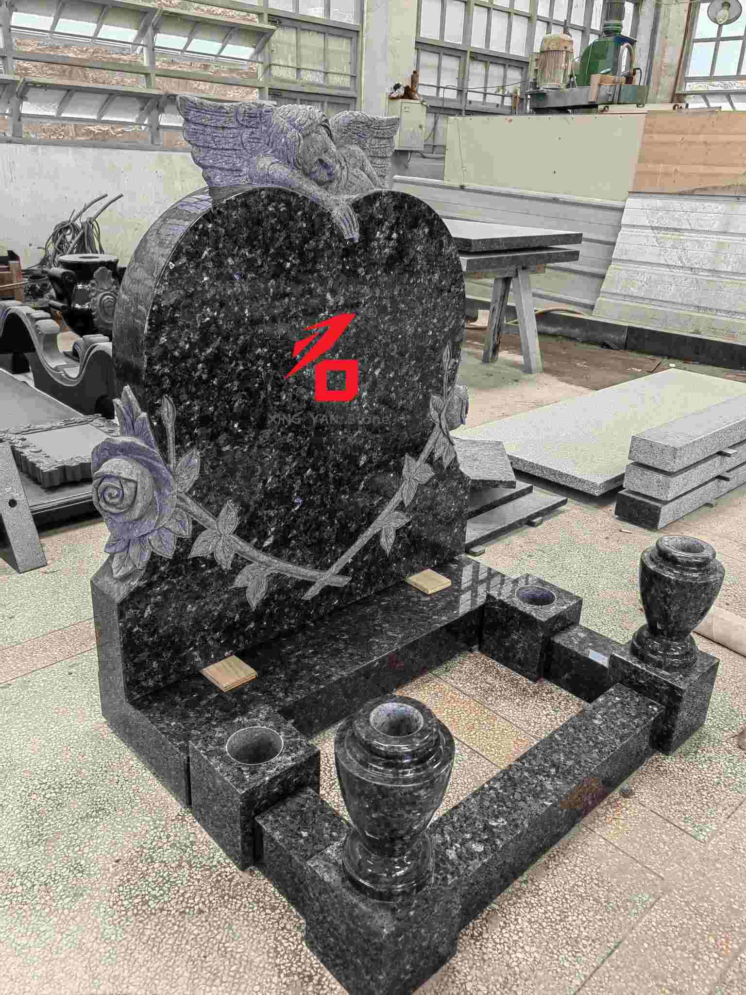 Bia mộ tưởng niệm thiên thần hình trái tim bằng đá granite xanh ngọc trai