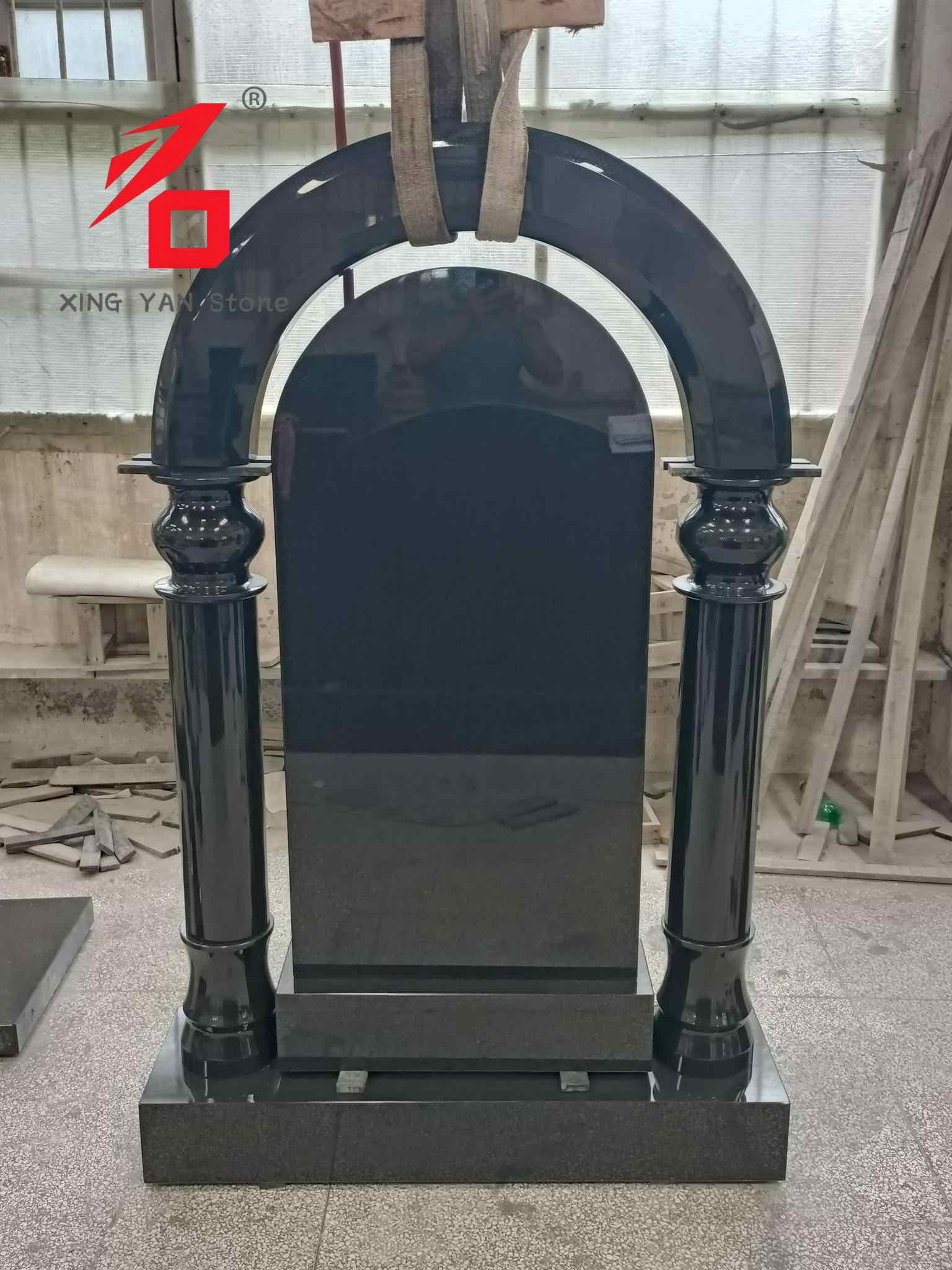 Bia mộ hình vòm bằng đá granite đen phong cách châu Âu