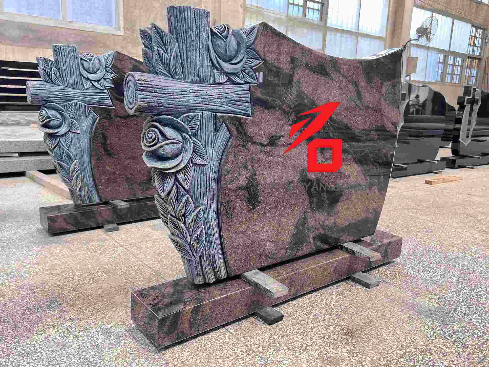 Bia mộ tưởng niệm hoa hồng và hoa văn chữ thập