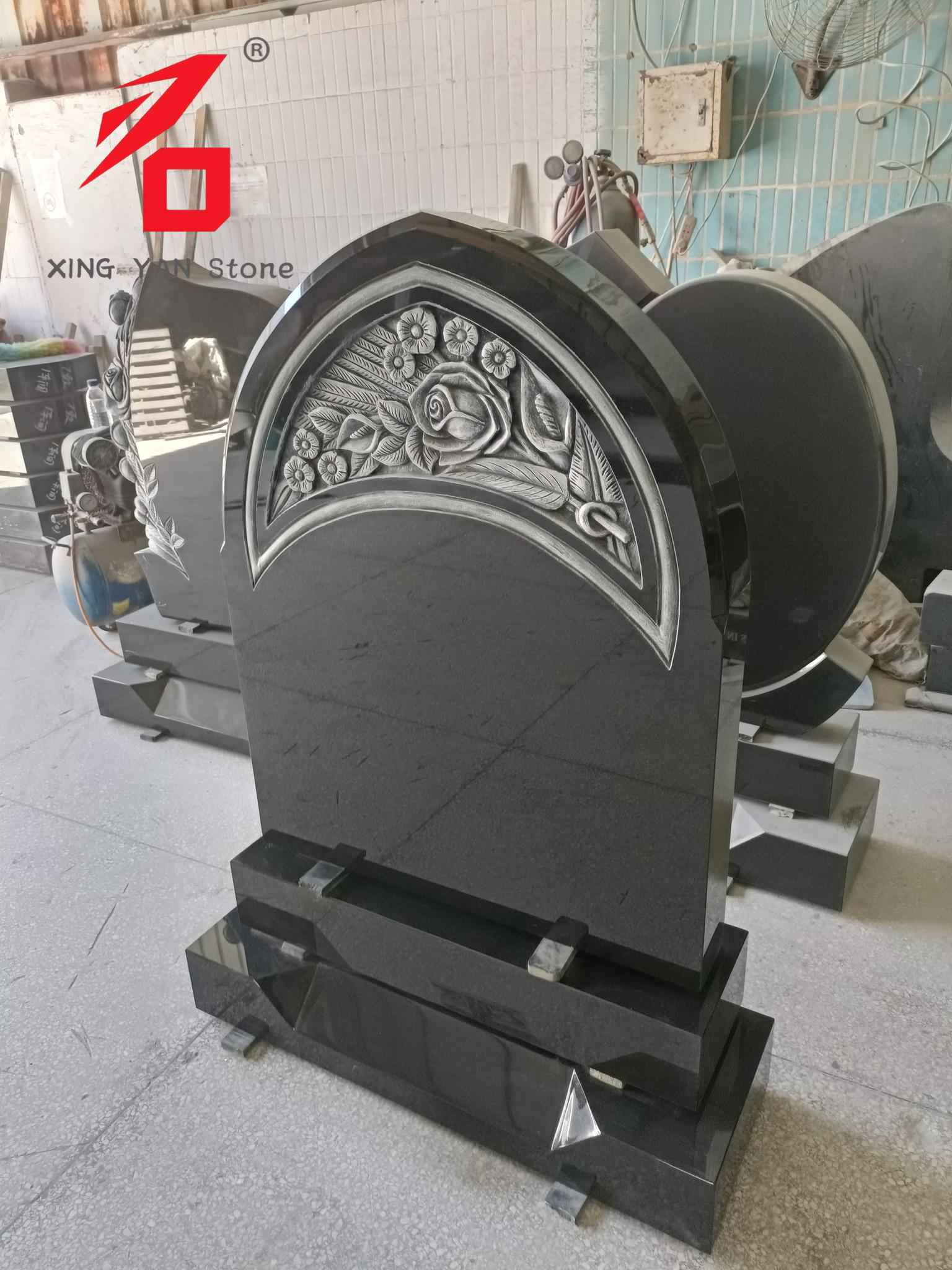 Bia mộ chạm khắc hoa hồng, Bia mộ hình vòm bằng đá granite đen